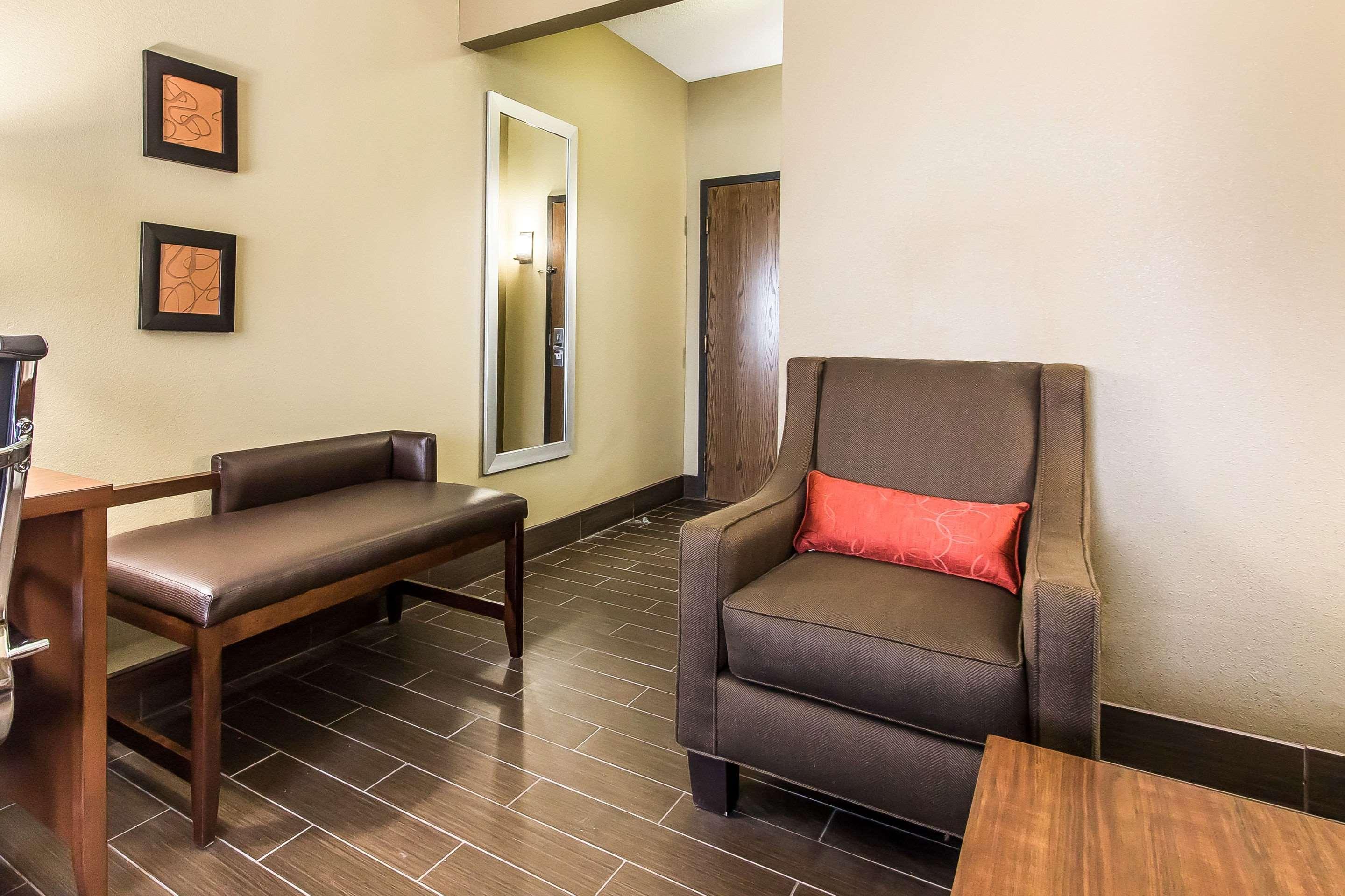 Comfort Suites Ефингам Екстериор снимка
