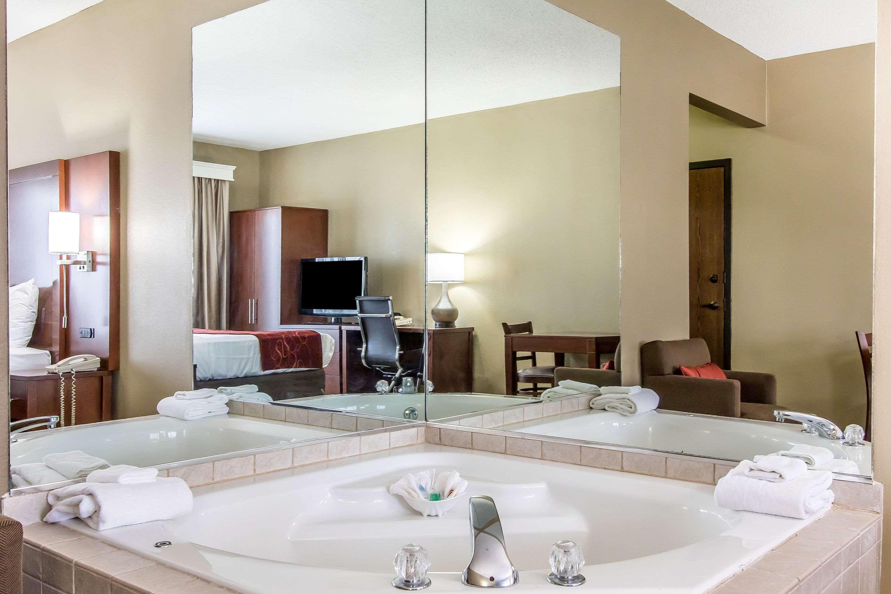 Comfort Suites Ефингам Екстериор снимка