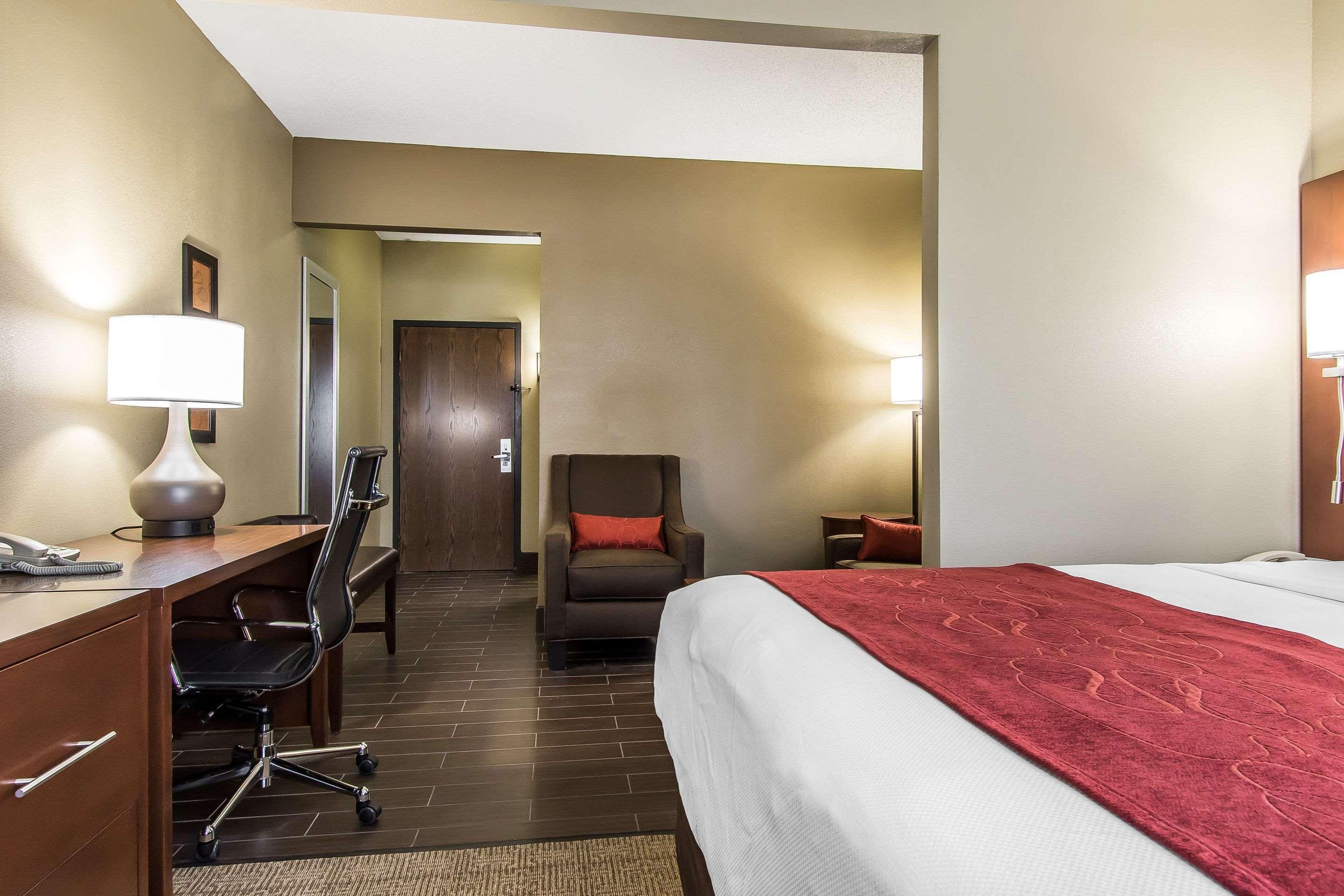 Comfort Suites Ефингам Екстериор снимка