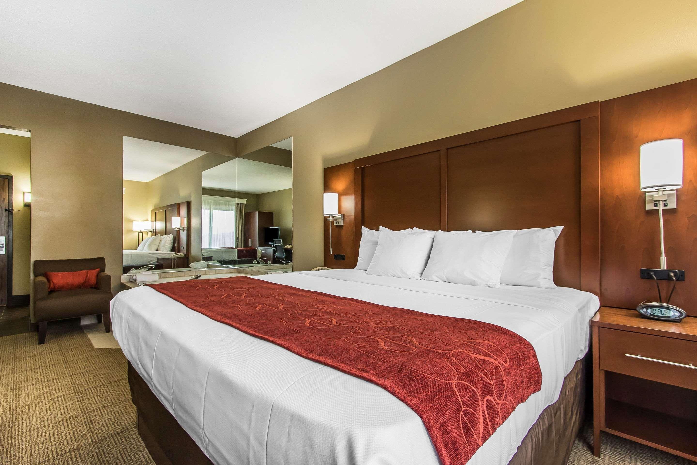 Comfort Suites Ефингам Екстериор снимка