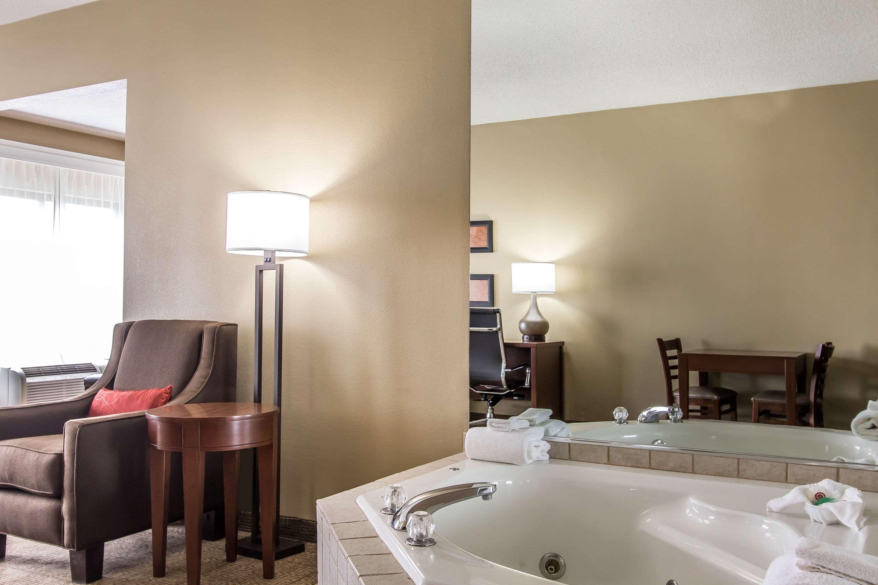 Comfort Suites Ефингам Екстериор снимка